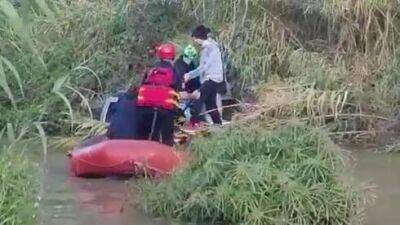 Видео: пожарные спасли людей из двух затопленных джипов в Петах-Тикве - vesty.co.il - Израиль