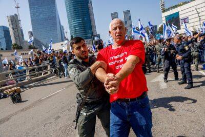 Демонстранты прорвали заграждение на Аялоне, полиция села на коней - news.israelinfo.co.il