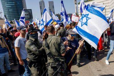 Полиция применила средства для разгона демонстраций в центре Тель-Авива - nashe.orbita.co.il - Тель-Авив