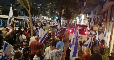 Сара Нетаниягу - Протесты в Тель-Авиве продолжаются: демонстранты осаждают парикмахерскую, в которой находится Сара Нетаниягу - 9tv.co.il - Тель-Авив