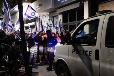 Сара Нетаниягу - Демонстранты в Тель-Авиве блокировали парикмахерскую, в которой находится Сара Нетаниягу - news.israelinfo.co.il - Тель-Авив - Иерусалим