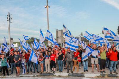 Десятая суббота протестов: демонстранты перекрывают шоссе и перекрестки в городах - news.israelinfo.co.il - Израиль - Тель-Авив
