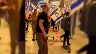 Видео: житель Гиватаима угрожал молотком демонстрантам - vesty.co.il - Израиль - Тель-Авив - Рим - Гиватаим - Видео