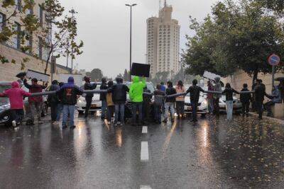 "Переворот не пройдет" и не проедет: в Иерусалиме протестующие перекрыли подъезды к министерствам - 9tv.co.il - Израиль - Иерусалим
