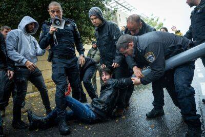 Демонстранты «живой цепью» перекрыли проезд к министерствам в Иерусалиме - news.israelinfo.co.il - Израиль - Иерусалим