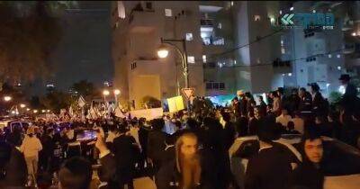 Моше Гафни - Столкновения протестующих против юридической реформы с ультраортодоксами возле дома Моше Гафни - 9tv.co.il - Израиль - Бней-Брака
