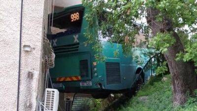 Видео: возле Хайфы автобус вылетел с дороги, врезался в дом и повис над оврагом - vesty.co.il - Израиль - Видео - Над