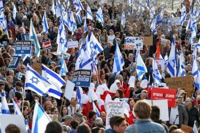 Вечер протестного дня: многотысячное шествие в Бней-Брак, Смотрич и Бен-Гвир окружены в Петах-Тикве - news.israelinfo.co.il - Израиль