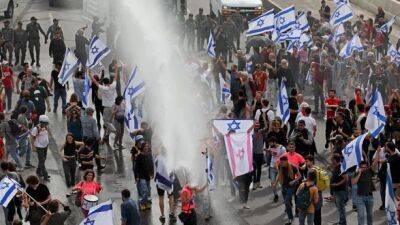 Биньямин Нетаньяху - Израильтяне снова массово вышли на улицы. Нетаньяху даже отложил поездку в Великобританию - unn.com.ua - Израиль - Тель-Авив - Иерусалим - Украина - Англия - Киев - Хайфа