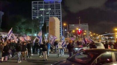 Демонстранты перекрыли центр Тель-Авива в знак протеста против увольнения Галанта - vesty.co.il - Израиль - Тель-Авив