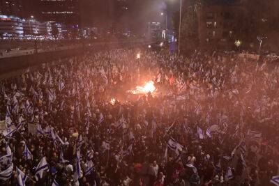 Бурная ночь в Израиле: тысячи митингуют у Кнессета, в Ликуде брожение - news.israelinfo.co.il - Израиль