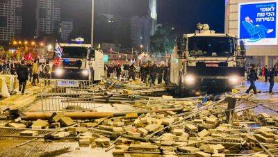 Анархия в Тель-Авиве: левые строят баррикады и нападают на полицию - 9tv.co.il - Тель-Авив