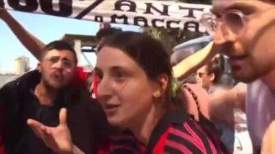 Гидеон Саар - Алона Саар - Дочь Гидеона Саара: "Полицейский избил меня на митинге в Тель-Авиве" - vesty.co.il - Израиль - Тель-Авив - Иран