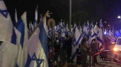 Ярив Левин - Демонстранты собрались перед домом Ярива Левина - cursorinfo.co.il - Израиль - Тель-Авив