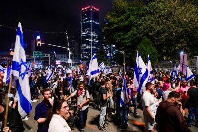 После выступления Нетанияху в Тель-Авиве вышли на улицы тысячи протестующих - news.israelinfo.co.il - Израиль - Тель-Авив