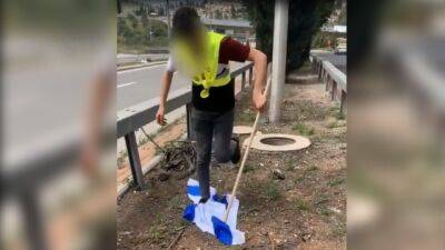 Видео: уборщик в Иерусалиме вытер ноги о флаг Израиля и выбросил его в канализацию - vesty.co.il - Израиль - Иерусалим