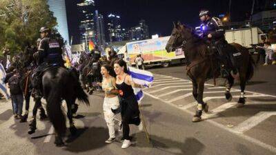 Участница акции протеста: "Полицейский ударил меня кнутом" - vesty.co.il - Израиль - Тель-Авив