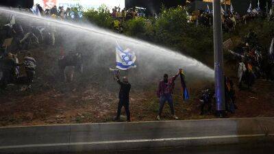 Биньямин Нетаньяху - Протесты в Израиле: полиция применила водометы в Тель-Авиве - ru.euronews.com - Израиль - Тель-Авив