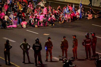 Офицера полиции, который бросил гранату в демонстрантов, наградят ко Дню независимости - news.israelinfo.co.il - Тель-Авив