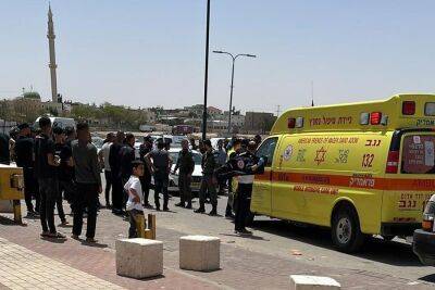 Рядом с полицейским участком: в Тель-Шеве киллеры в масках застрелили 30-летнего бедуина - 9tv.co.il - Израиль