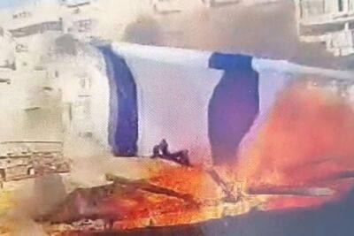 Стать звездой "ТикТока"? Иерусалимский араб сжигал флаги Израиля и уже пожалел об этом - 9tv.co.il - Израиль - Иерусалим