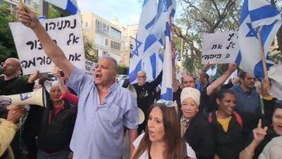 Барак Аарон - Новая демонстрация против судебной диктатуры под домом Аарона Барака - 9tv.co.il - Тель-Авив