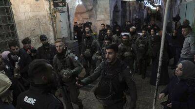 Полиция Израиля вновь штурмовала Аль-Аксу - ru.euronews.com - Израиль - Палестина - Иерусалим