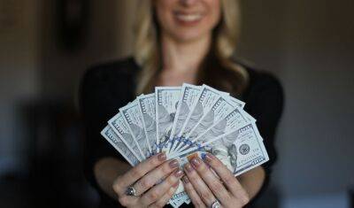Зашла огромная сумма в долларах: ПриватБанк сообщил о выплатах для украинцев - ukrainianwall.com - Израиль - Германия - Сша - Украина - Англия - Италия - Польша