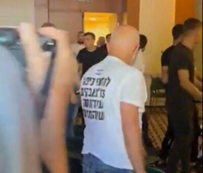 Нира Барката - Сотрудники отеля избили протестующих против судебной реформы, «встречавших» министра - cursorinfo.co.il - Израиль