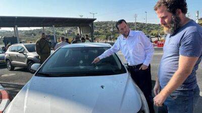 Террорист открыл огонь по автомобилям в Самарии, ранен мужчина - vesty.co.il - Израиль - поселение Авня-Хефец