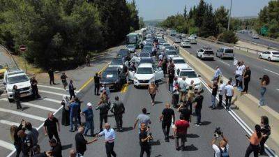 Десятки израильских арабов перекрыли движение на шоссе № 1 в сторону Иерусалима - vesty.co.il - Израиль - Иерусалим