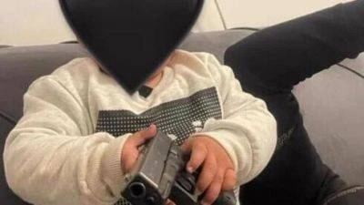 Два жителя юга Израиля выставили в инстаграме фото младенца с боевым пистолетом - vesty.co.il - Израиль - Тель-Шева - Тайба
