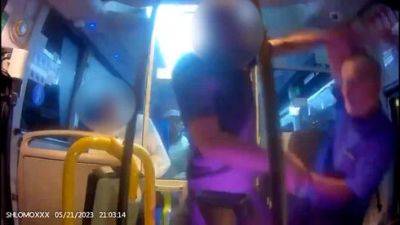 Видео: пассажир ворвался в автобус и сломал ребра водителю в Иерусалиме - vesty.co.il - Израиль - Тель-Авив - Иерусалим