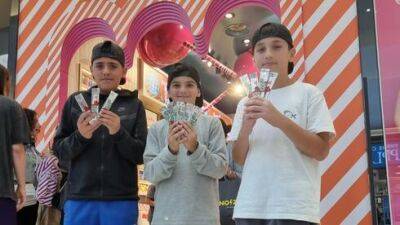 Новый ажиотаж у детей в Израиле: конфеты Roll-Ups по баснословной цене - vesty.co.il - Израиль - Сша