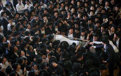 На похоронах раввина Эдельштейна в Бней-Браке собралось около 100.000 скорбящих - nashe.orbita.co.il - Израиль