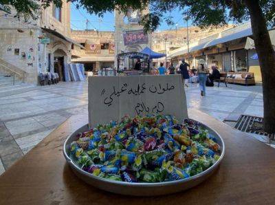 Палестинцы в Шхеме раздавали сладости в честь теракта, убившего израильтян - nashe.orbita.co.il