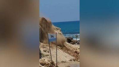 Как в фильме ужасов: большой камень рухнул со скалы на пляже Хадеры - видео - vesty.co.il - Израиль - Видео
