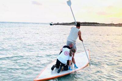Парамедики МАДА плыли на доске для серфинга, чтобы оказать помощь пострадавшему в воде мужчине - nashe.orbita.co.il - Израиль