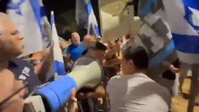 Биньямин Нетаниягу - Моше Радман - Демонстранты вернулись к дому Нетаниягу в Кесарии, несмотря на недавние массовые аресты - cursorinfo.co.il - Израиль