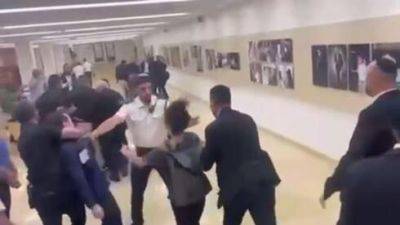 Биньямин Нетаниягу - Видео: участники протеста в кнессете пытались приклеить себя к полу - vesty.co.il - Израиль - Украина - Видео