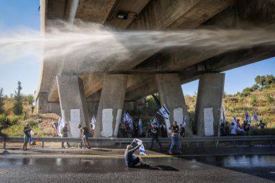 Фотограф «Гаарец» был избит полицией на демонстрации в Хайфе - news.israelinfo.co.il - Тель-Авив - Иерусалим