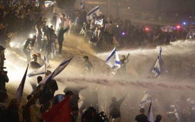 Биньямин Нетаньяху - Протесты в Израиле продолжаются: полиция применила водометы - unn.com.ua - Израиль - Украина - Киев