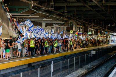 Сотни демонстрантов вышли на ж.д. платформы по всей стране. Есть задержки в движении поездов - news.israelinfo.co.il - Тель-Авив - Есть
