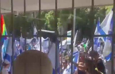 Протестующие пытаются заблокировать железную дорогу и угрожали взорвать еврейские суды в Тель-Авиве — СМИ - cursorinfo.co.il - Израиль - Тель-Авив
