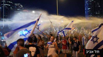 Итамар Бен-Гвир - Полиция ударила водометами по протестующим, распылен перцовый газ - vesty.co.il - Израиль - Тель-Авив
