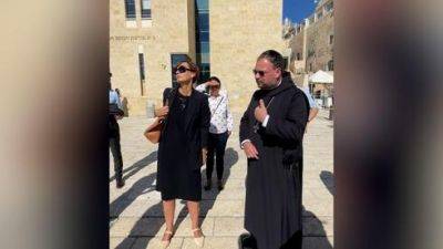 Видео: у священника потребовали снять крест у Стены плача - vesty.co.il - Израиль - Иерусалим - Германия - Видео