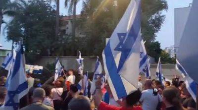 Йоав Галант - Йоава Галант - Протестующие против судебной реформы собрались возле дома Галанта с требованием отменить этот законопроект - cursorinfo.co.il - Израиль - Тель-Авив - Иерусалим
