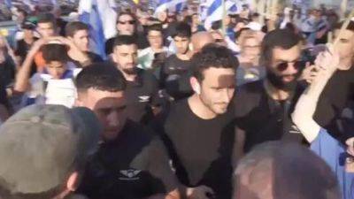 Два журналиста подверглись нападению участников акции в поддержку реформы в Тель-Авиве - vesty.co.il - Израиль - Тель-Авив