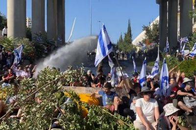 Месть за принятый закон: протестующие перекрывают дороги в Иерусалиме и Тель-Авиве. ВИДЕО - 9tv.co.il - Израиль - Тель-Авив - Иерусалим