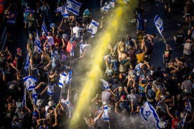 Сопротивление набирает обороты: протестующие жгут шины и вступают в столкновения с полицией - news.israelinfo.co.il - Тель-Авив